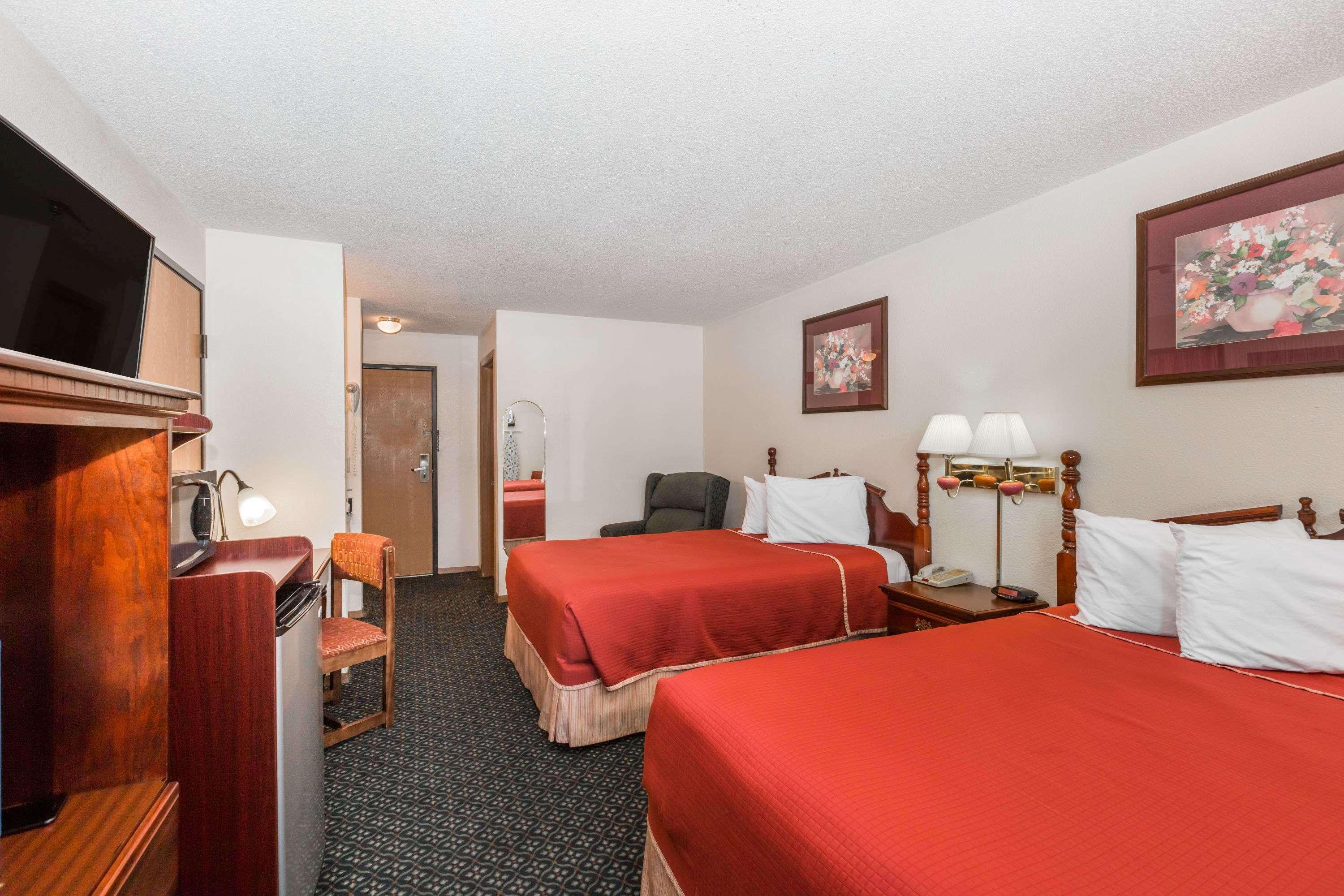 Howard Johnson By Wyndham Wichita Airport Exterior foto