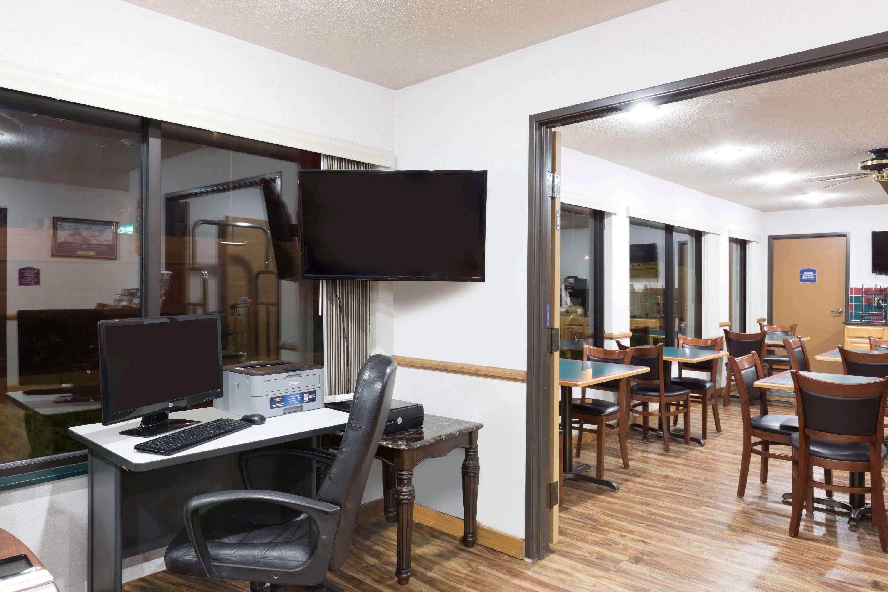 Howard Johnson By Wyndham Wichita Airport Exterior foto