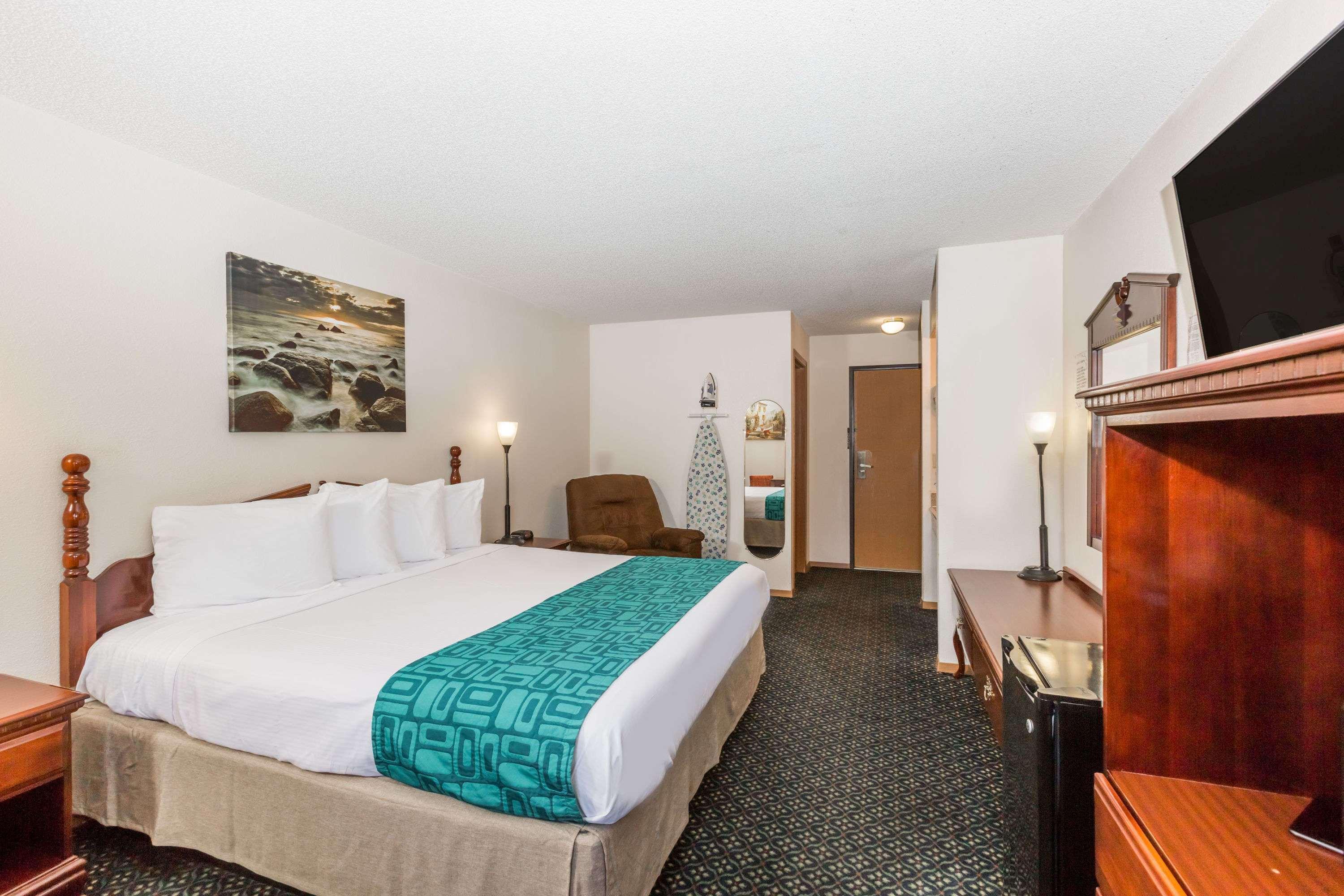 Howard Johnson By Wyndham Wichita Airport Exterior foto