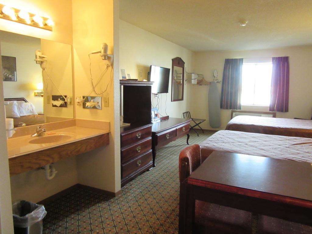 Howard Johnson By Wyndham Wichita Airport Exterior foto