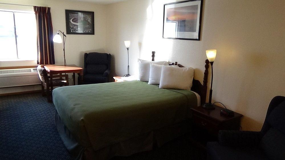 Howard Johnson By Wyndham Wichita Airport Exterior foto