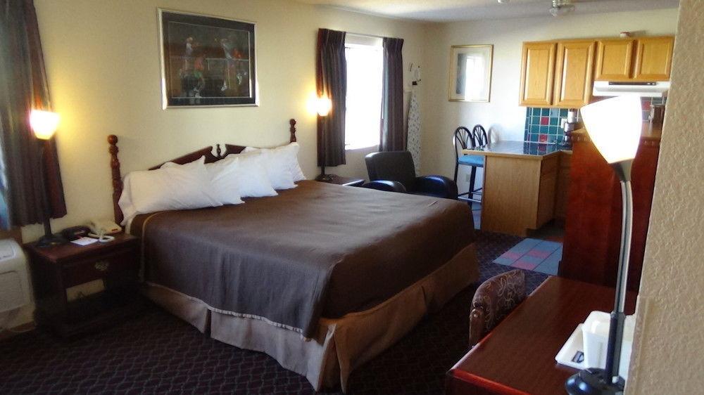 Howard Johnson By Wyndham Wichita Airport Exterior foto