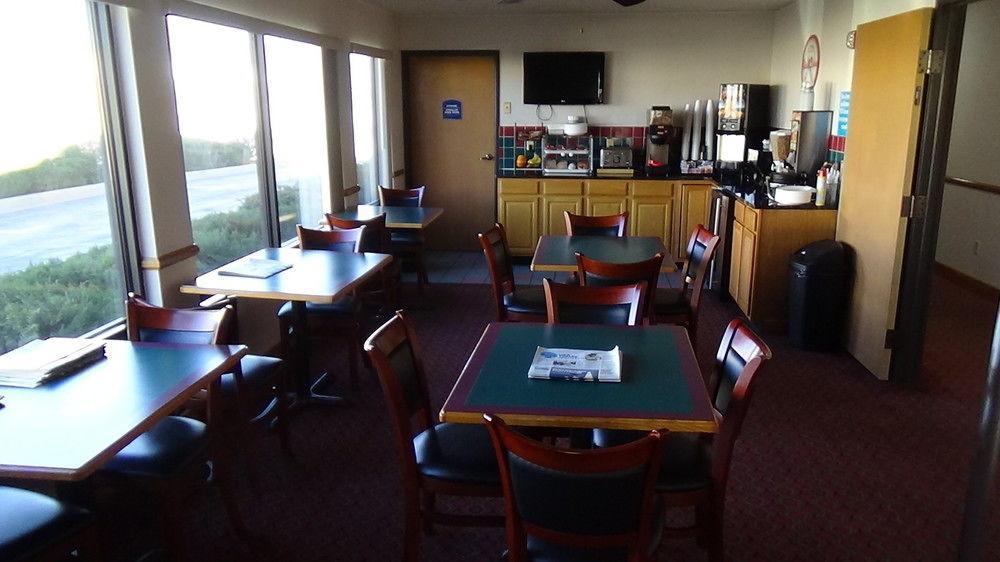 Howard Johnson By Wyndham Wichita Airport Exterior foto